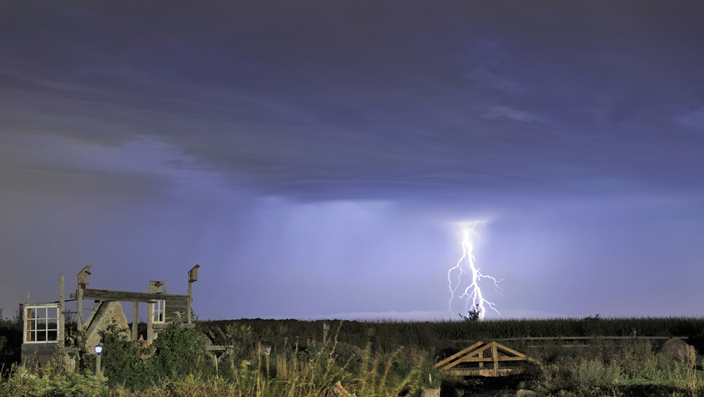 CLAIR / LIGHTNING  dans notre cour