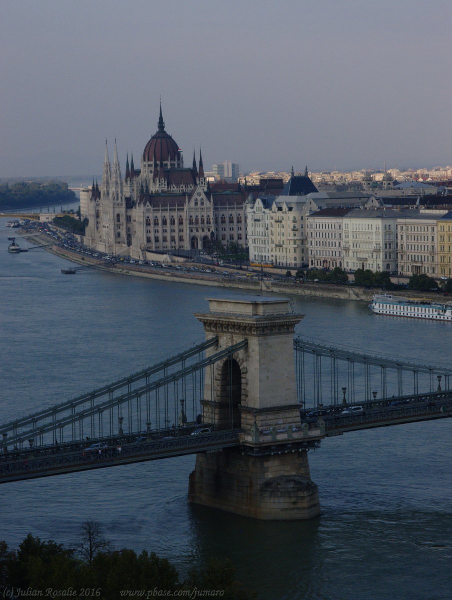 Szenchenyi bridge and parliament