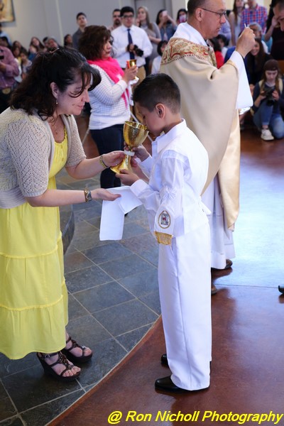 OLG_FirstCommunion_1130_17Apr_2016_0172 [800x600].JPG
