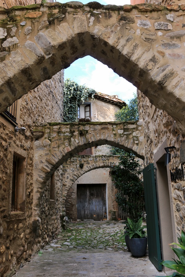 Besal. Casa dels tres Arcs