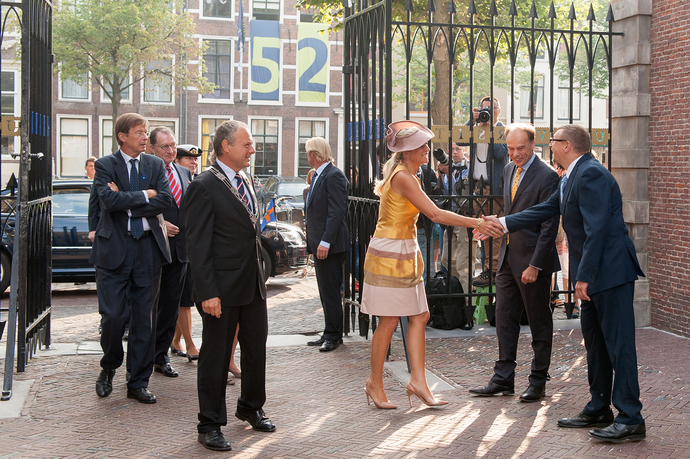Aankomst bij het academiegebouw en ontmoeting met dhr. Prof.mr. C.J.J.M. Stolker en dhr. Dr. P.J.A. Kessler.