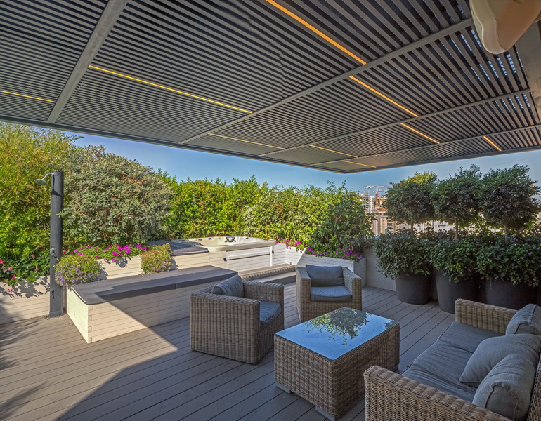 upper porch with jacuzzi
