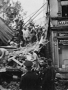 Marktdrogerie, 21.7.41, Aufräumen Trümmer Küchel 3