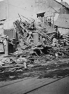Marktdrogerie, 21.7.41, Aufräumen Trümmer Küchel 4