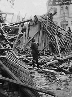 Marktdrogerie, 21.7.41, Aufräumen Trümmer Küchel 5