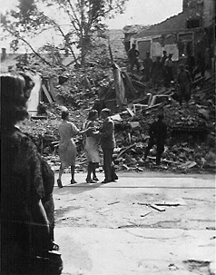 Marktdrogerie, 21.7.41, Aufräumen Trümmer Küchel 6