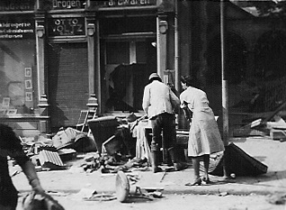 Marktdrogerie, 21.7.41, Aufräumen vor Geschäft.