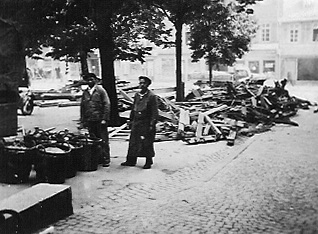 Marktdrogerie, 21.7.41, Blick von Tor auf Marktplatz