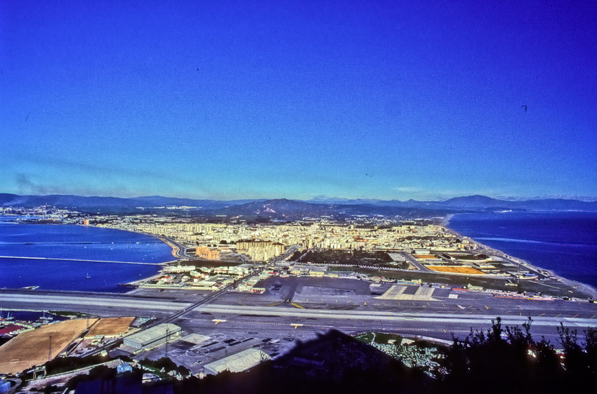 Gibraltar Airport, La Linea Behind 