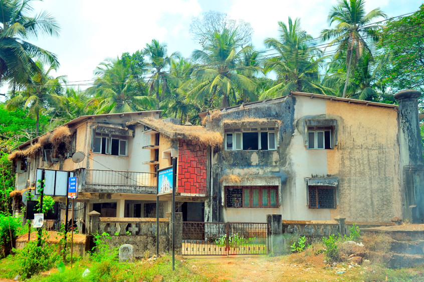 Nice Villa From The 60s, Neglected, Indian Style