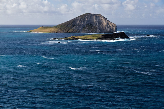 Kaohi-ka-ipu (foreground) and Manana (background) Islands