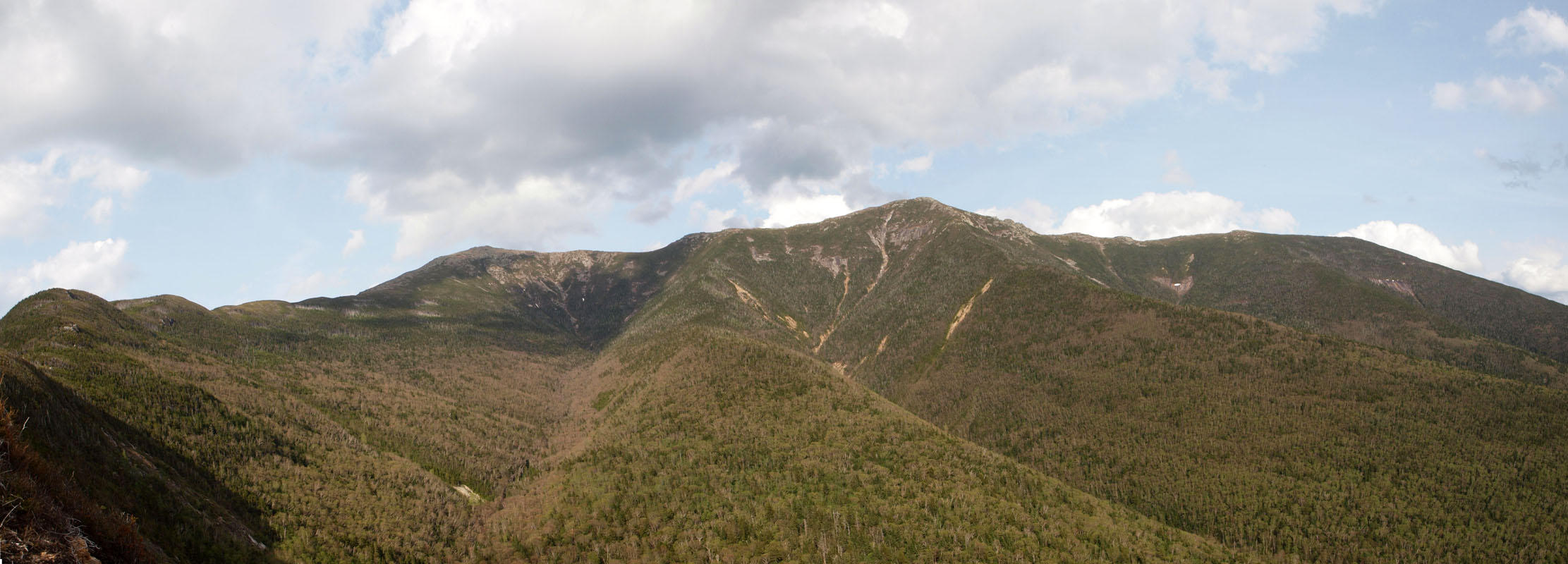 Panorama - Peaks of the Franconia Ridge from lookout point on Old Bridle Path trail