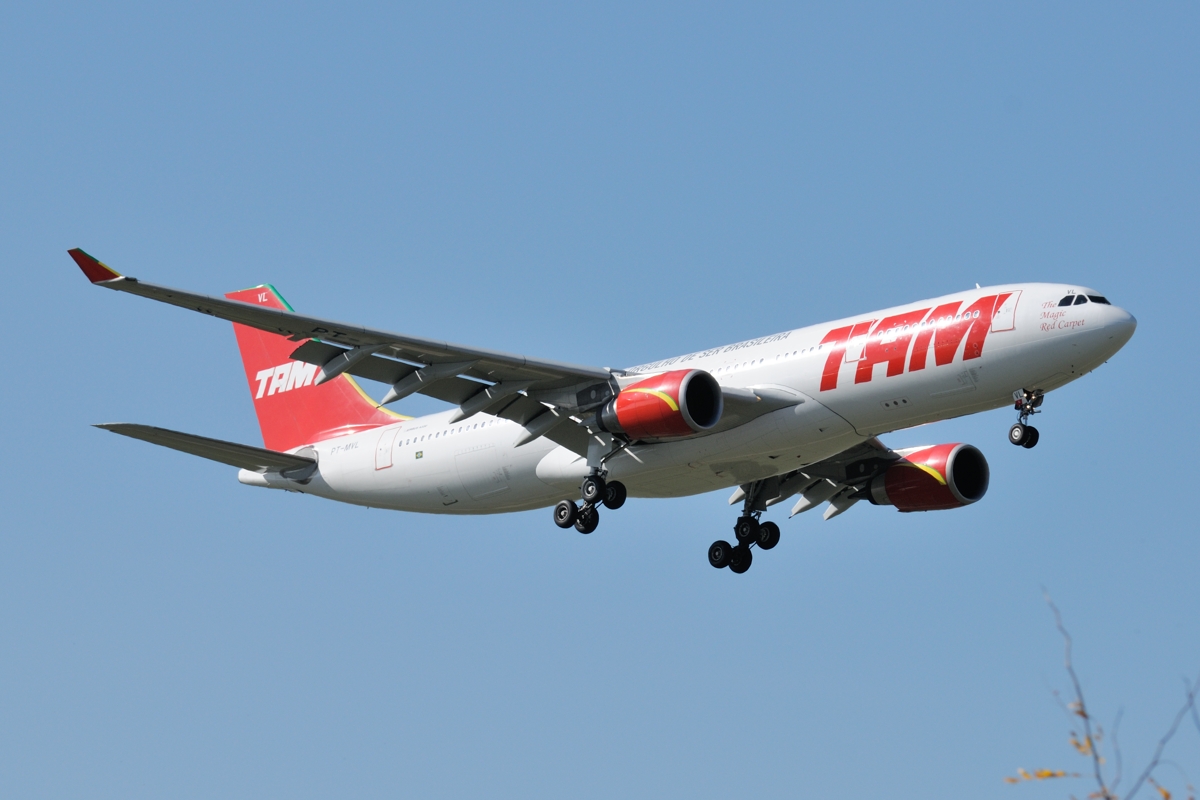 TAM Airbus A330-200 PT-MVL old color scheme  