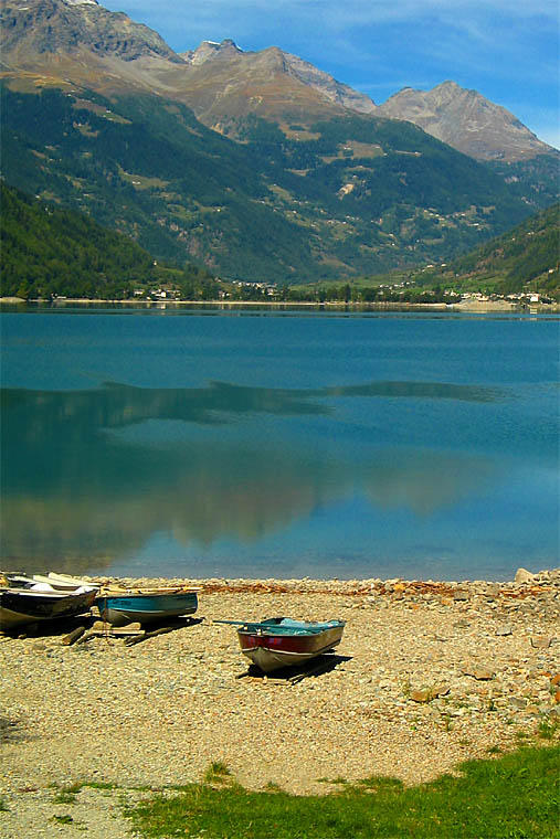 MOUNTAIN, LAKE & BOATS