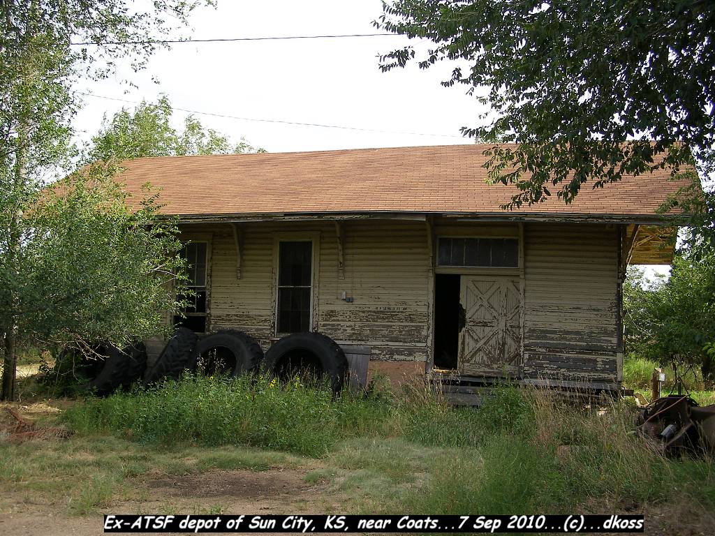 Ex-ATSF depot of Sun City KS 003.jpg