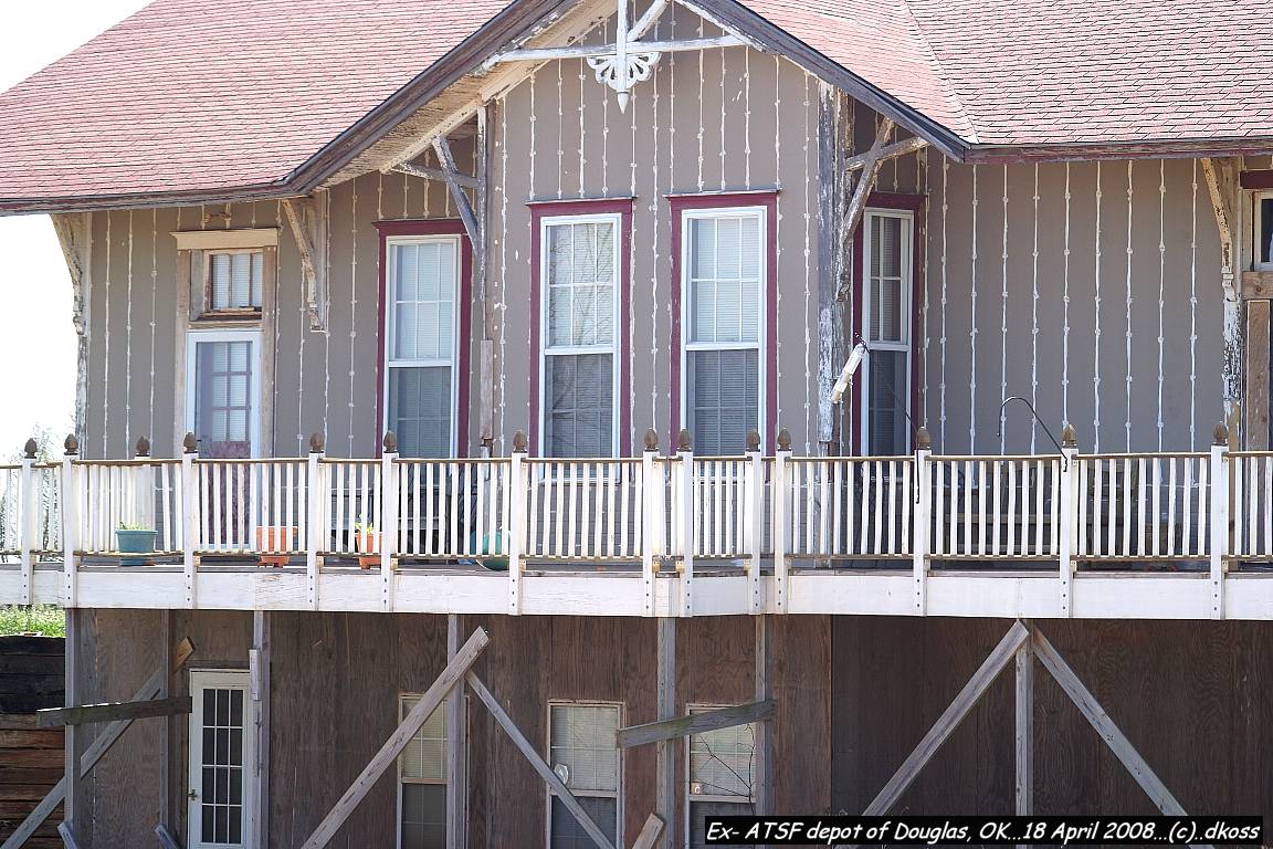 Ex-ATSF depot of Douglas OK-004.jpg