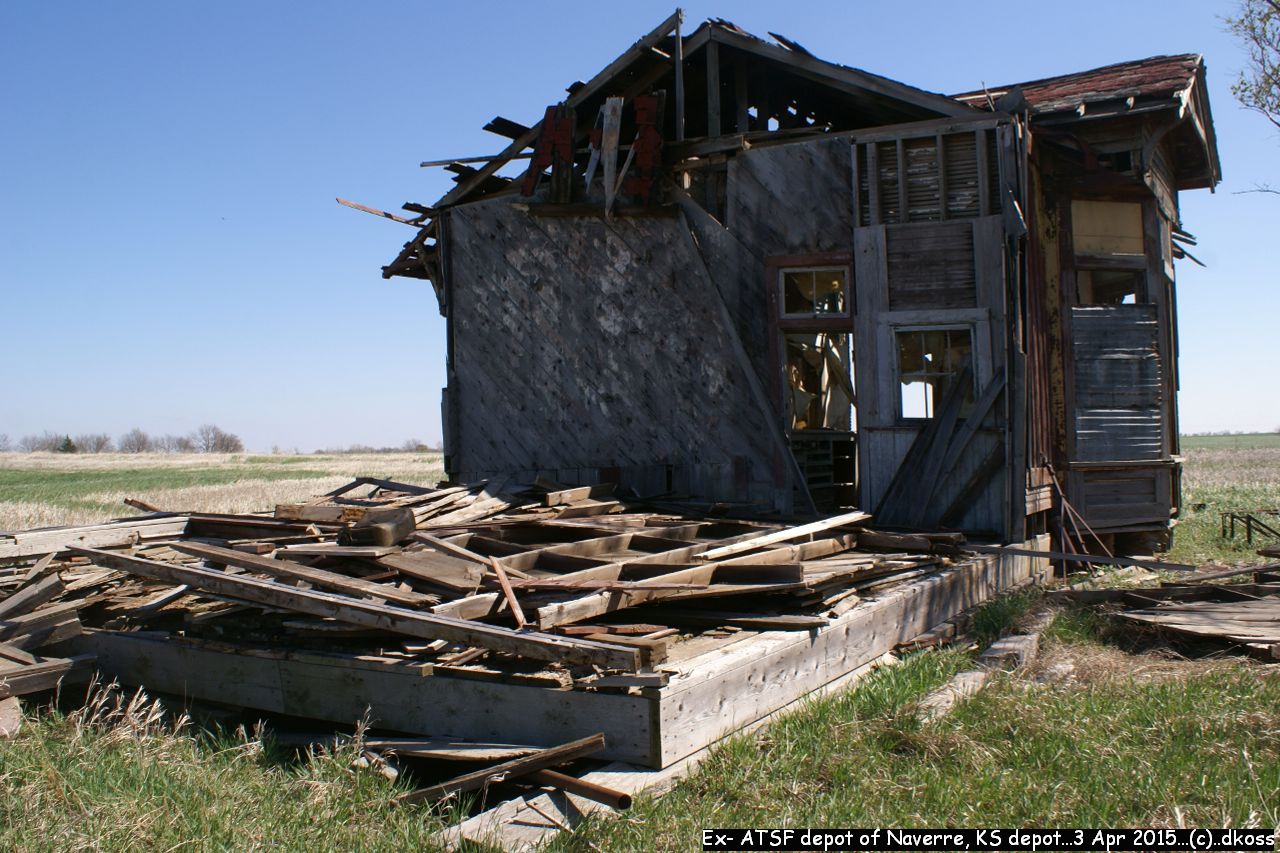 Ex-ATSF depot of Naverre KS 002.jpg