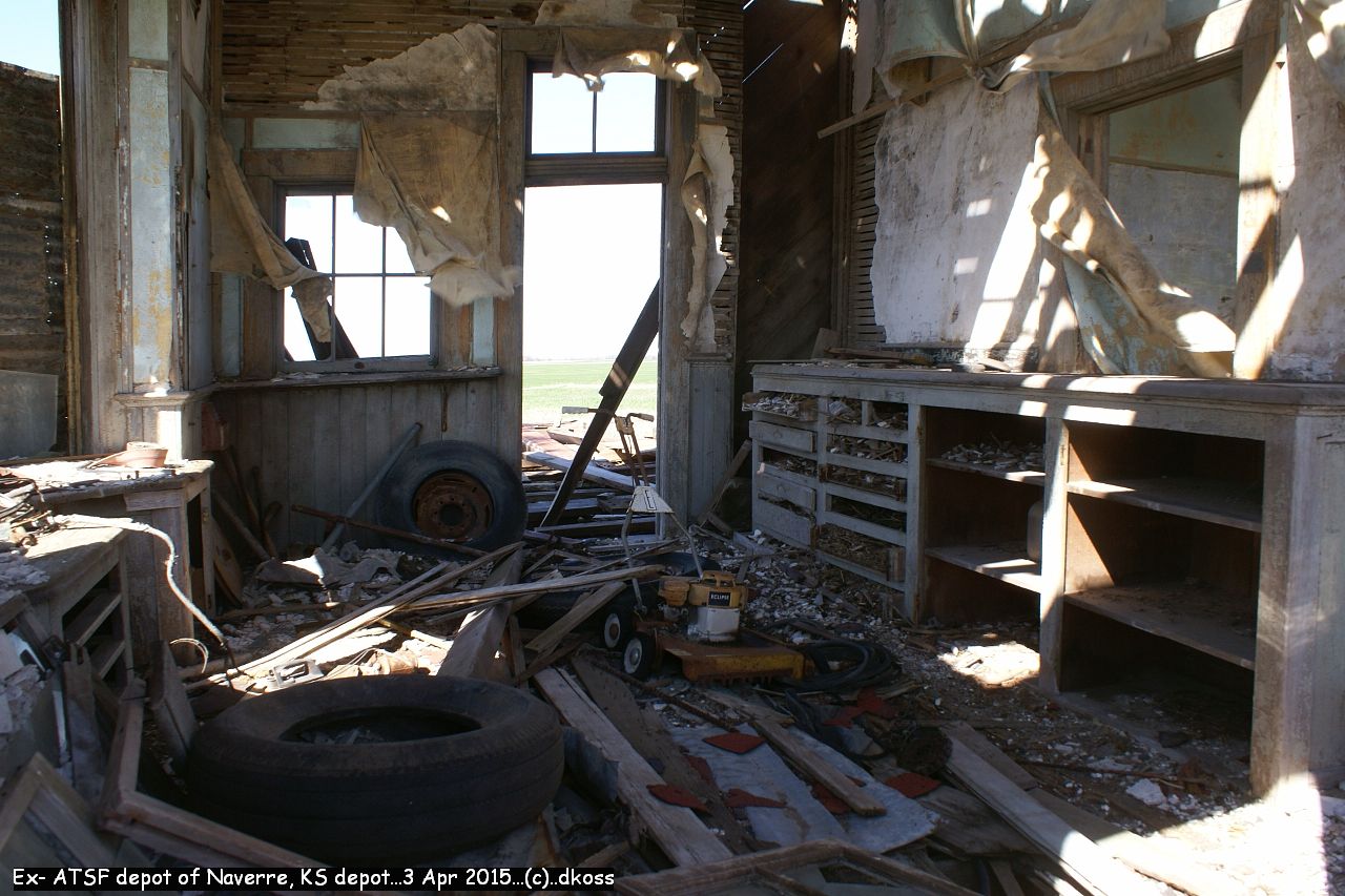 Ex-ATSF depot of Naverre KS 004.jpg