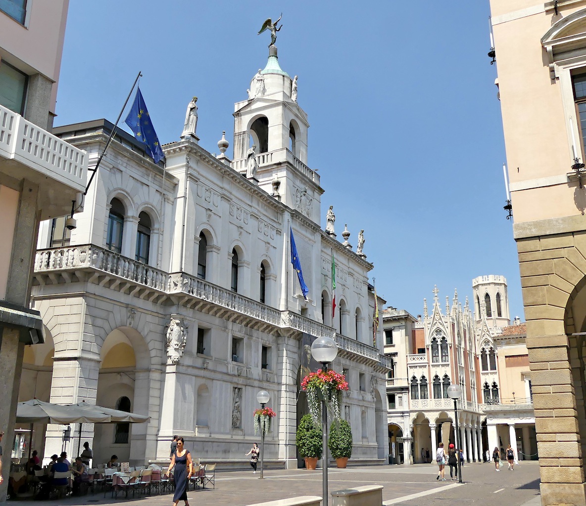 197 Padova Piazza Cavour Palazzo Moroni 2016.jpg