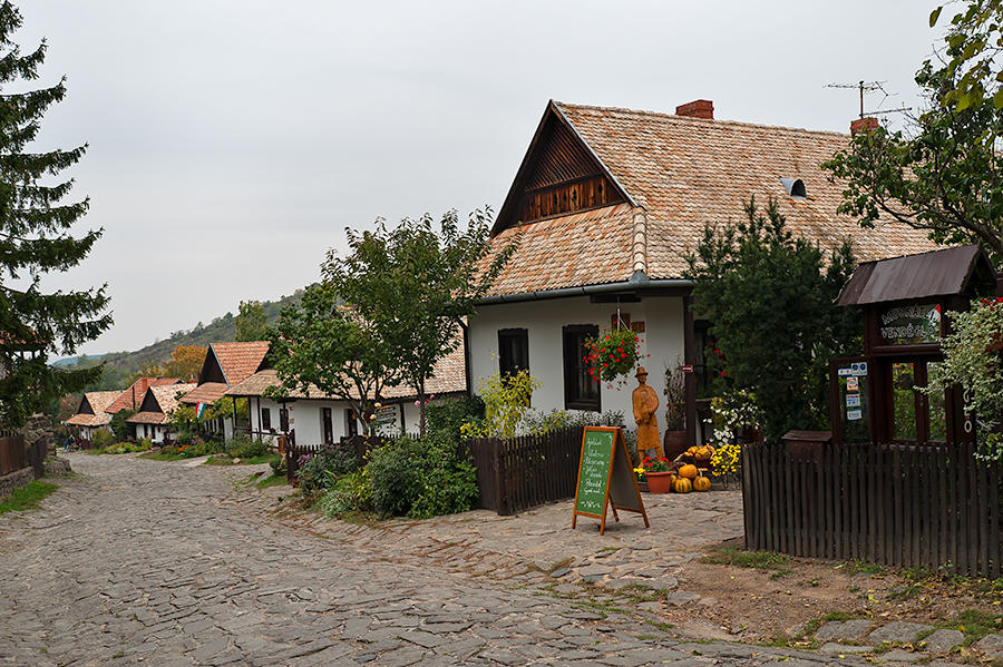 Hollkő Main Street