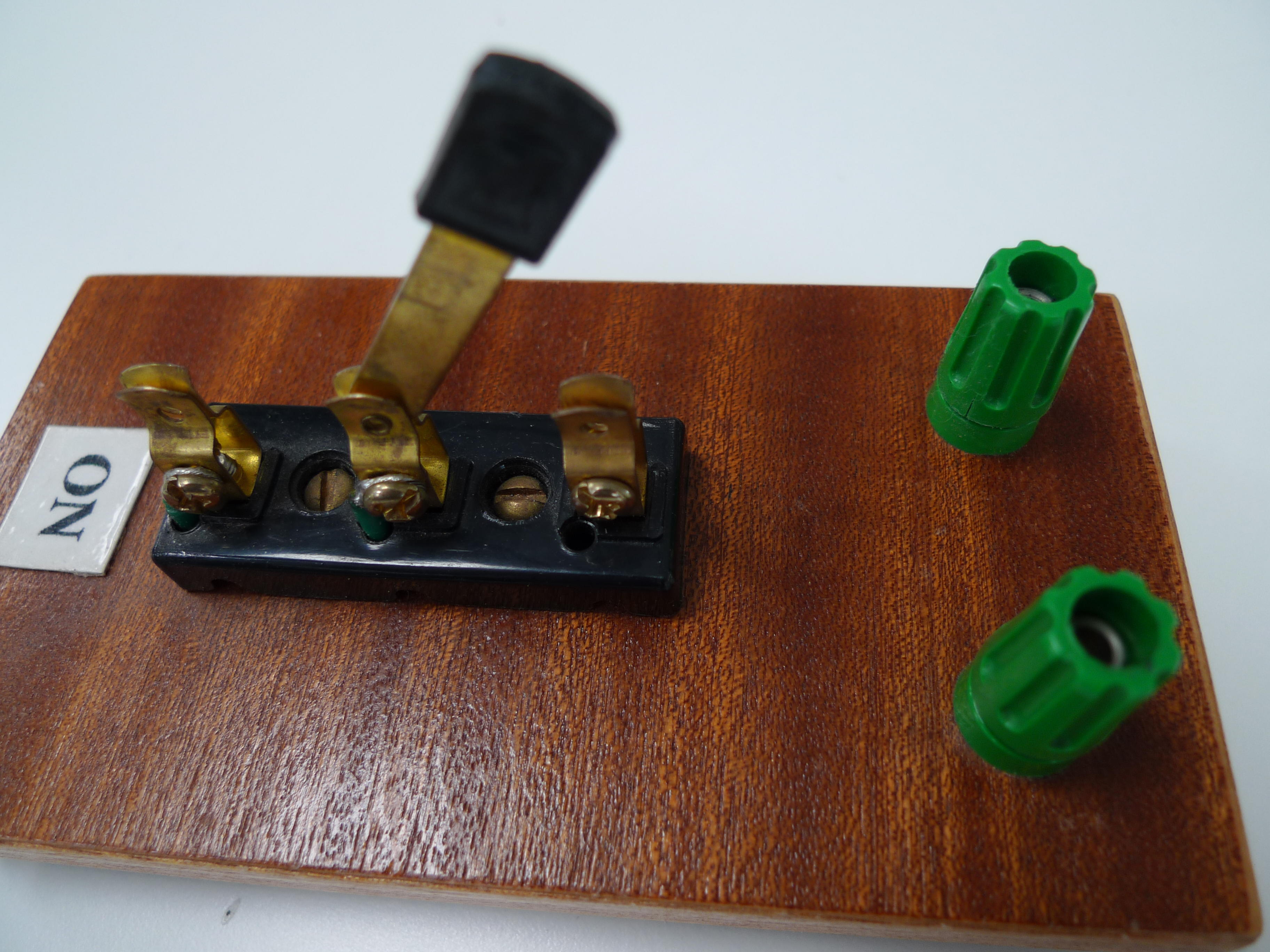 Knife switch
