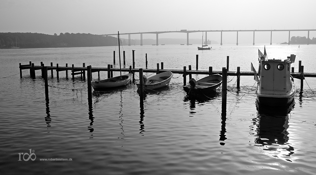 Mist in the sun over the bay  / Sol dis over sundet