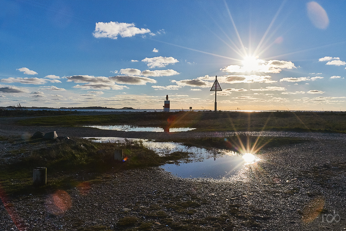 Reflection and shadows near the sea /  Refektioner og skygger ved havet