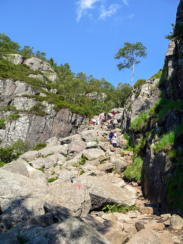 Subiendo a Preikestolen (El Plpito)