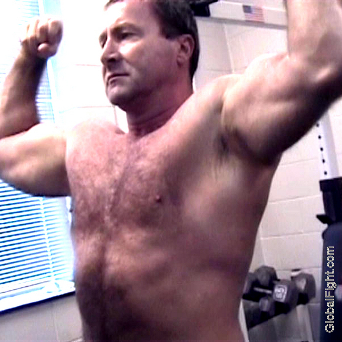 omg hot musclebear daddy.jpg