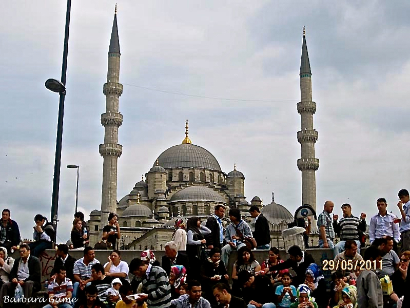 The New Mosque behind a happy Sunday crowd.