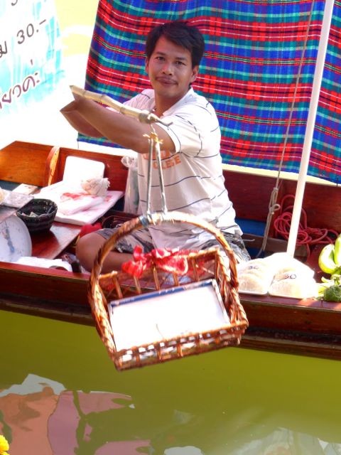 Collecting the money, Amphawa
