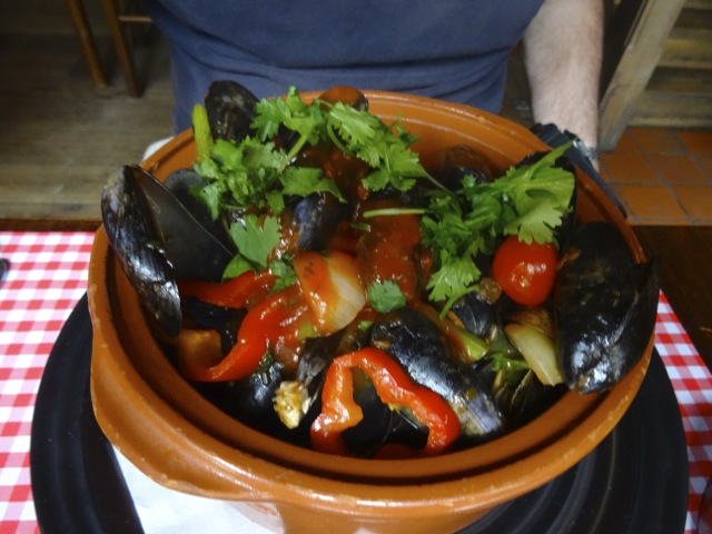 Mussels, served piquant and hot