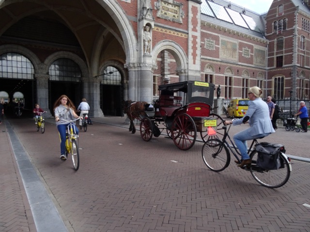 Rijksmuseum, entrance and bikes