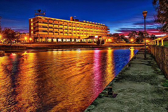 Econo Lodge Reflection At Dawn P1190628-30