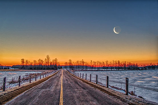 Middle Of The Road Crescent Moon P1020835-9