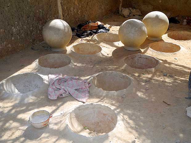 A unique way of making pottery in Bosemyan, Burkina Faso, region Centre-Sud, Province Bazga (5 photos)