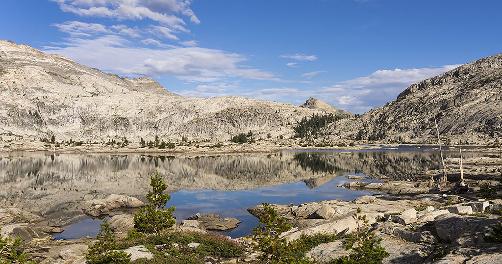 Hiking along Aloha Lake