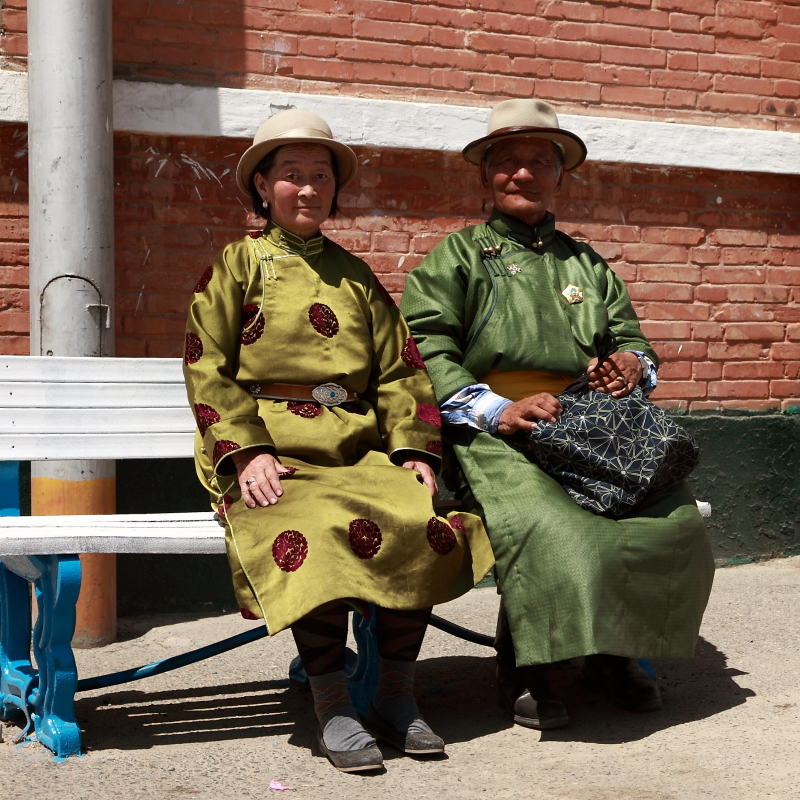 Couple mongol en costume traditionnel