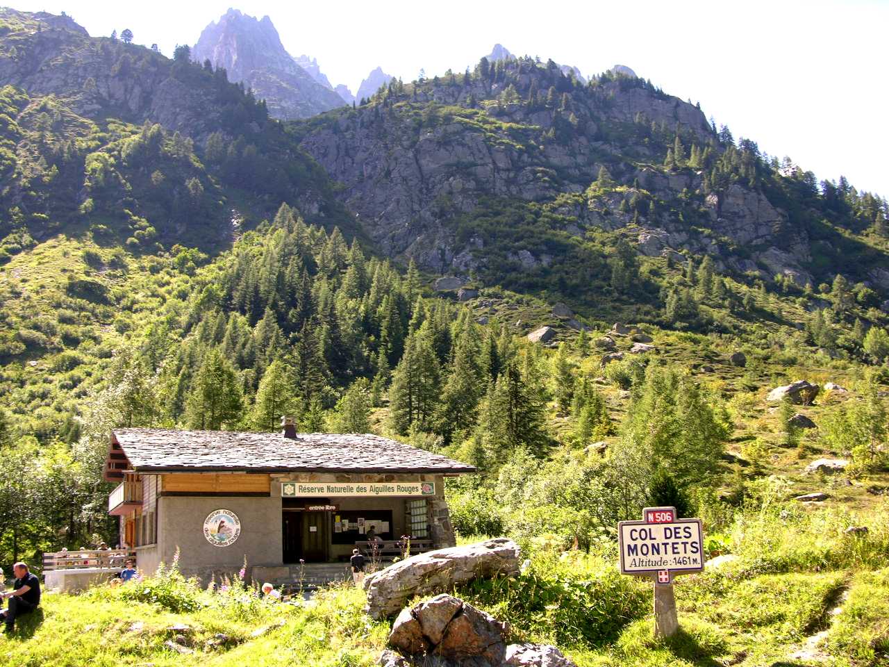 <strong>Châlet daccueil de la Réserve des Aiguilles Rouges<br>Information cabin at the Col des Montets</strong>