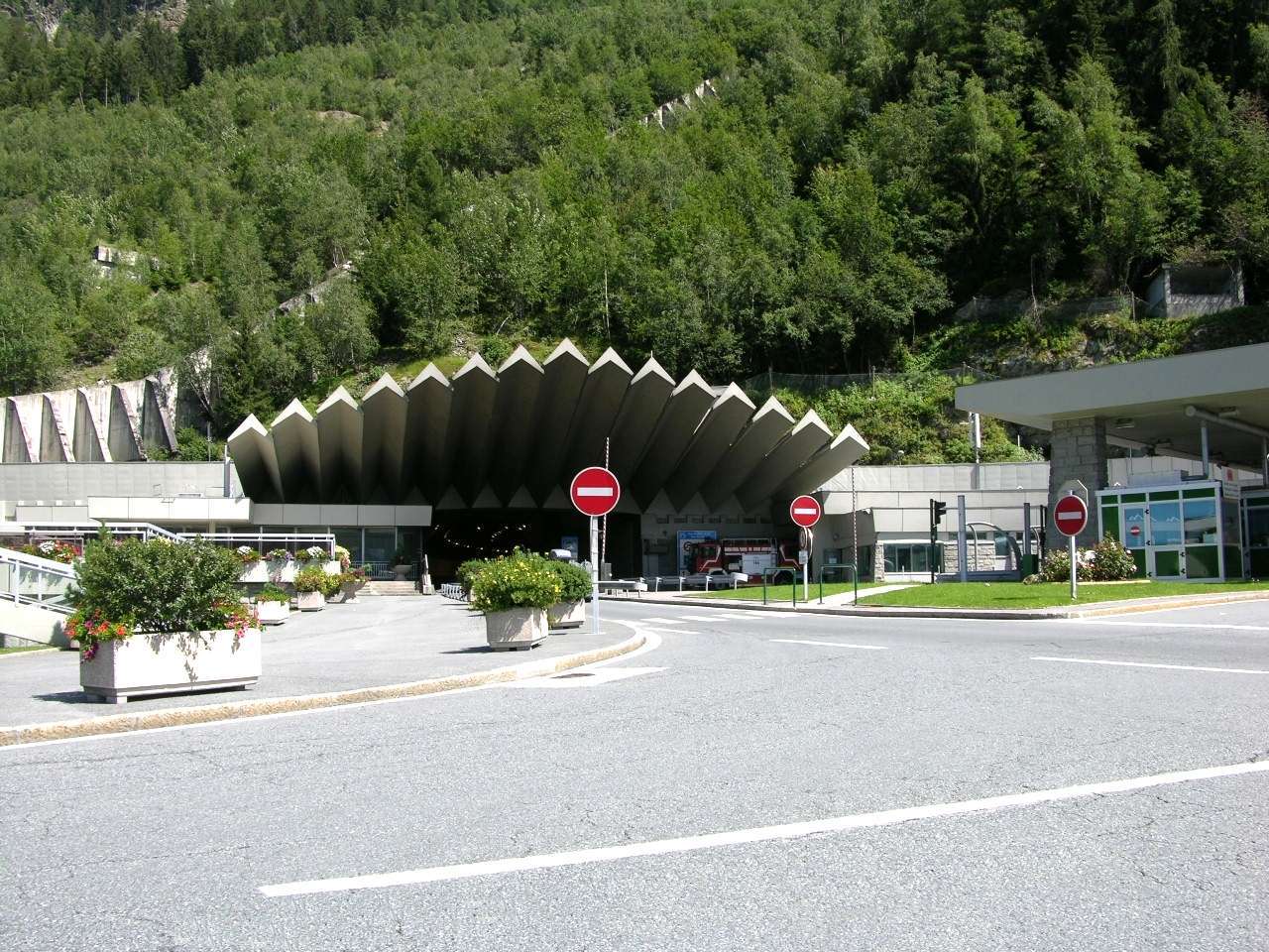 <strong>Entre du tunnel du Mont-Blanc ct France<br>Mount Blanc Tunnel french entrance</strong>