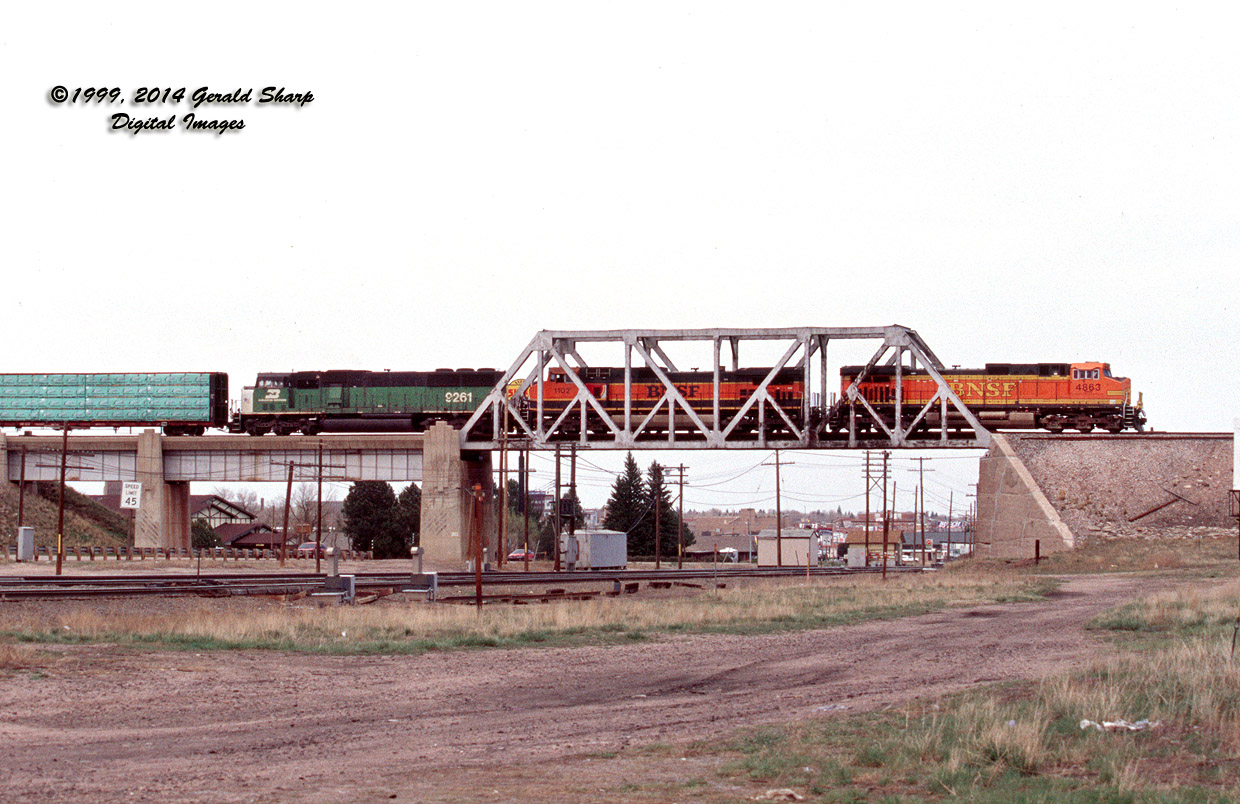 bnsf4863_east_at_cheyenne_wy.jpg