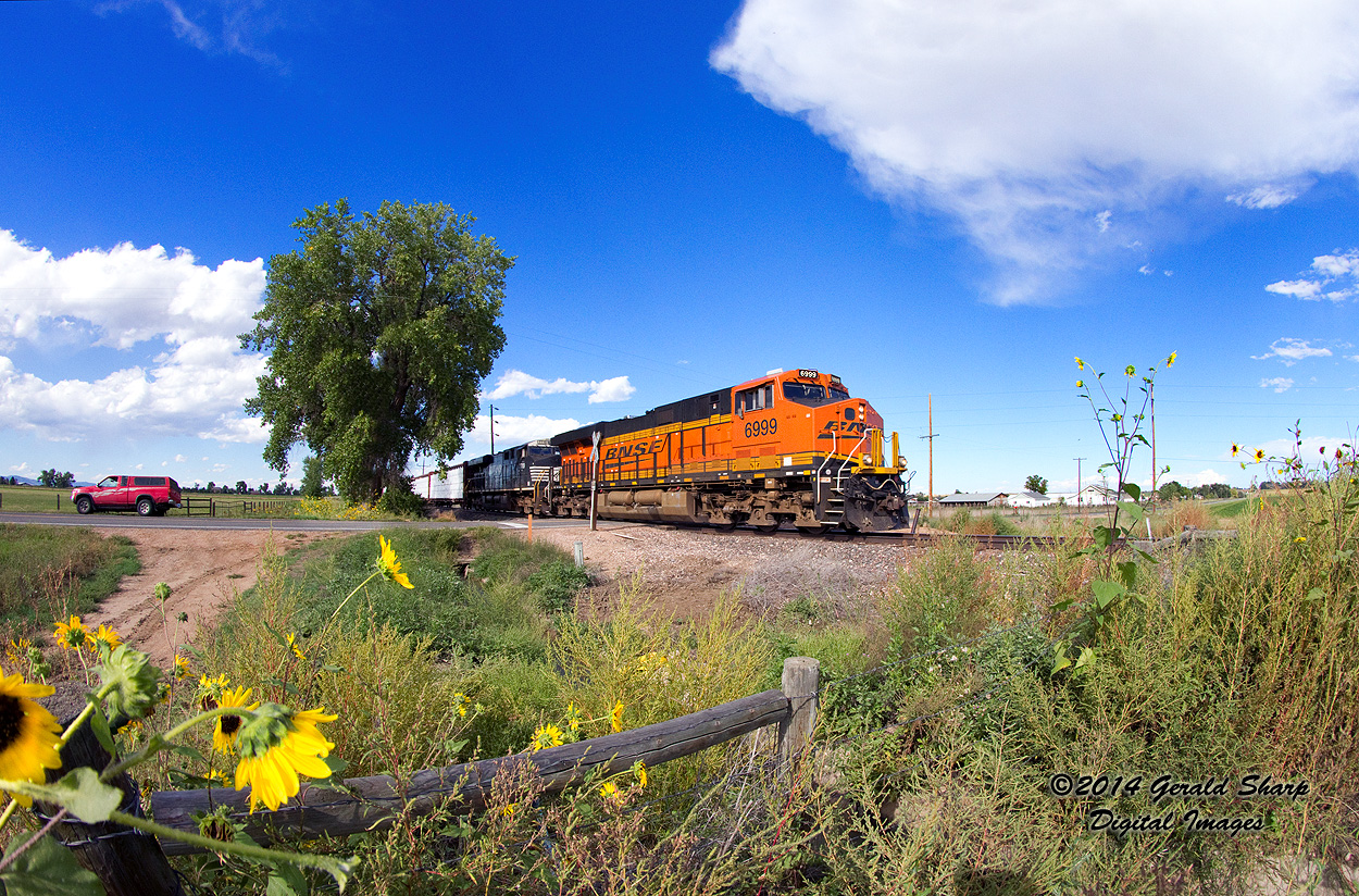 bnsf6999_south_lauden_at_vermillion_rd_crossing.jpg