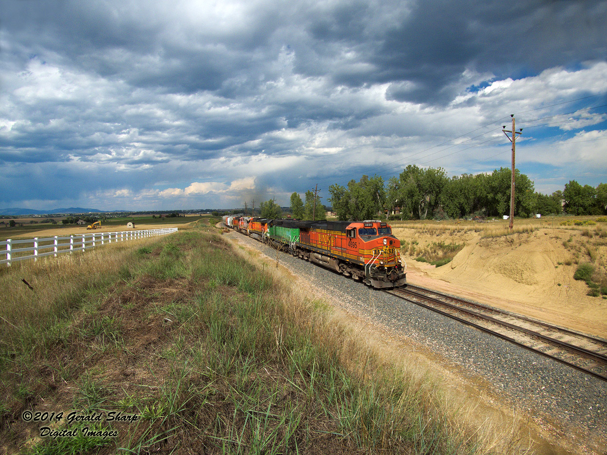 bnsf4695_south_at_nss_longs_peak_co_wide.jpg