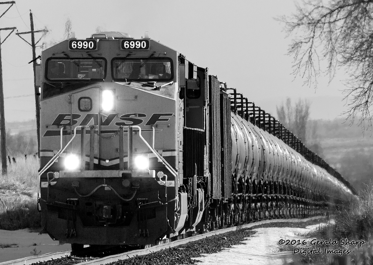 BNSF 6990 At Vermillion Road Crossing Longmont, CO.jpg