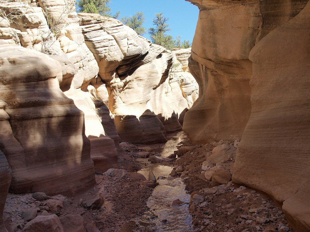 LB158204 slot canyon utah.jpg