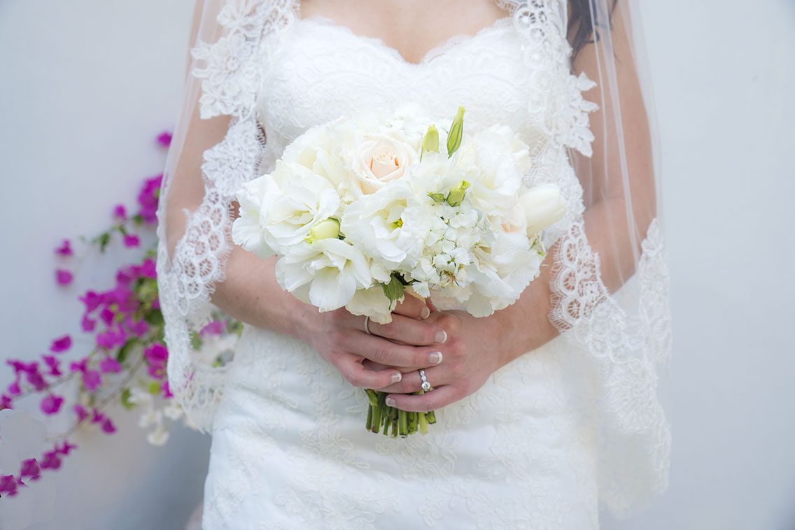 All white bouquet. Photo by www.amymichellestudios.com