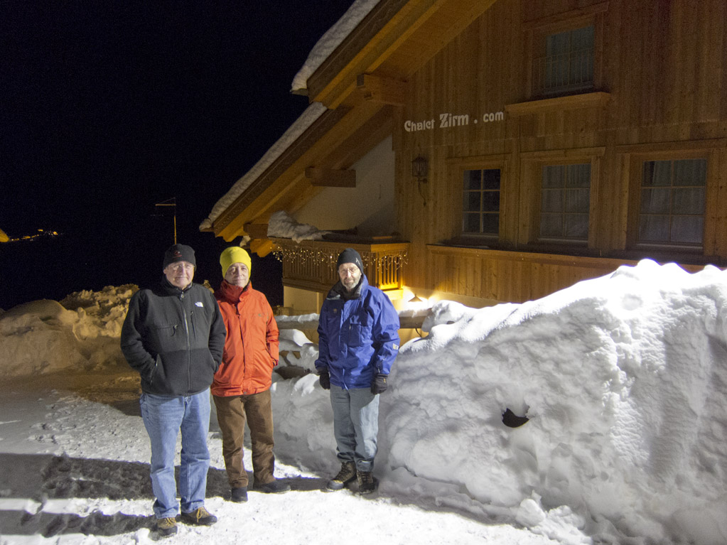 Paco, Julio y Emilio frente al Chalet Zirm