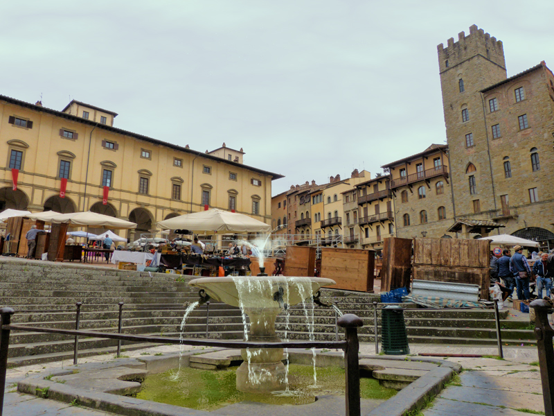 We found Piazza Grande full of stalls of the flea-market...