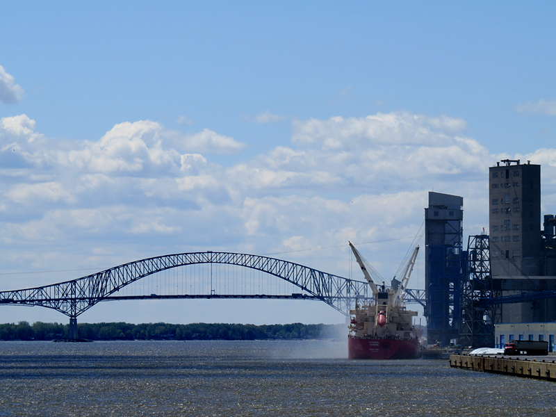 le port et le pont Laviolette