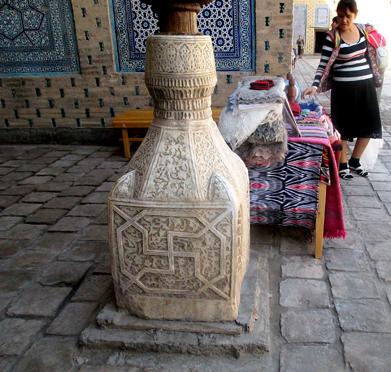 Base de colonne en marbre sculpt dans la cour du harem